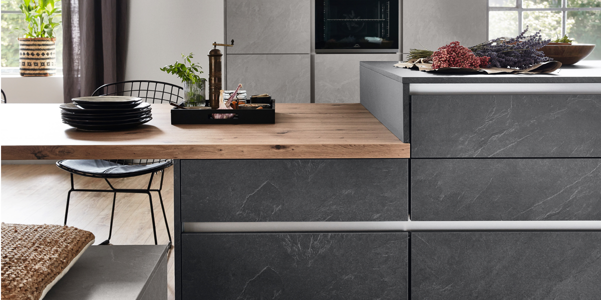 Beton-Dekore für Küchenfronten und Arbeitsplatten gibt es in verschiedenen Farbtönen   von Weißbeton über grau und schiefergrau bis Schwarz-Beton. Vielfältig kombinierbar sind alle Beton-Oberflächen: mit Materialien wie Holz, Glas und Stahl oder farbigen Accessoires ergeben sich bei der Küchengestaltung unzählige Varianten.