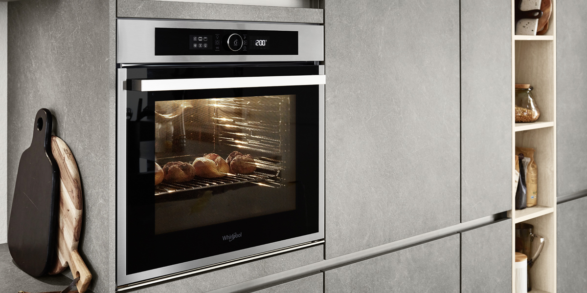 Beton-Dekore für Küchenfronten und Arbeitsplatten gibt es in verschiedenen Farbtönen   von Weißbeton über grau und schiefergrau bis Schwarz-Beton. Vielfältig kombinierbar sind alle Beton-Oberflächen: mit Materialien wie Holz, Glas und Stahl oder farbigen Accessoires ergeben sich bei der Küchengestaltung unzählige Varianten.