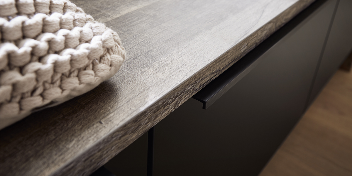 Schwarze Badmöbel sind ein echtes Trendthema. Sehr cool wirken die matten Oberflächen im Kontrast zum Vitrinenschrank Flat mit ultraschmalem Aluminiumrahmen. Runde Abschlusswangen sorgen für einen wohnlichen Charakter. 