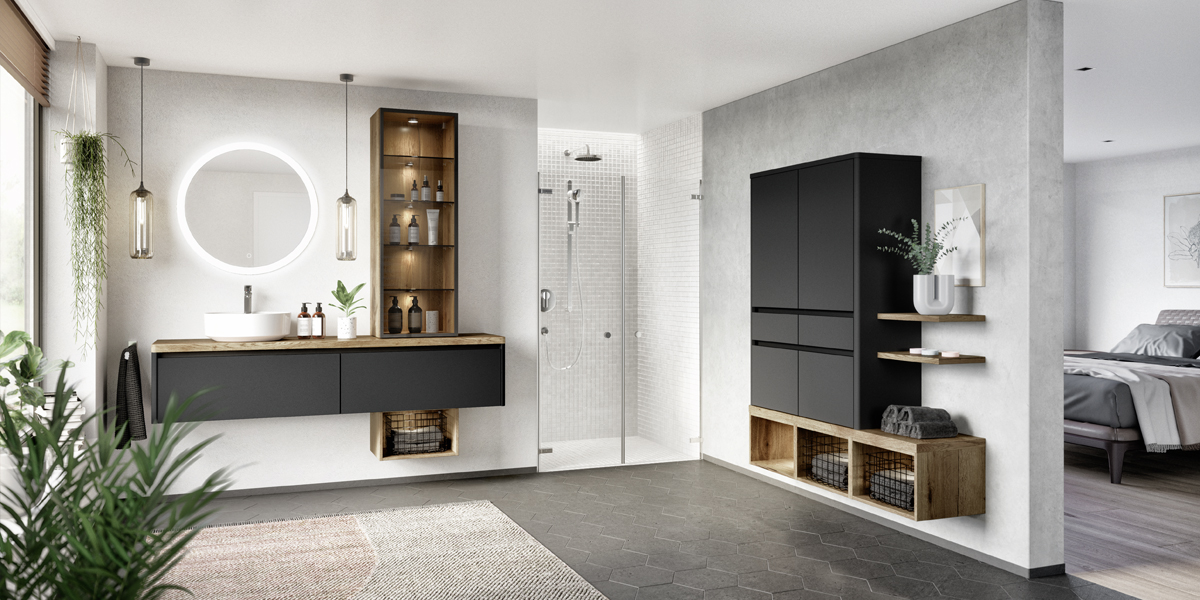 Schwarze Badmöbel sind ein echtes Trendthema. Sehr cool wirken die matten Oberflächen im Kontrast zum Vitrinenschrank Flat mit ultraschmalem Aluminiumrahmen. Runde Abschlusswangen sorgen für einen wohnlichen Charakter. 