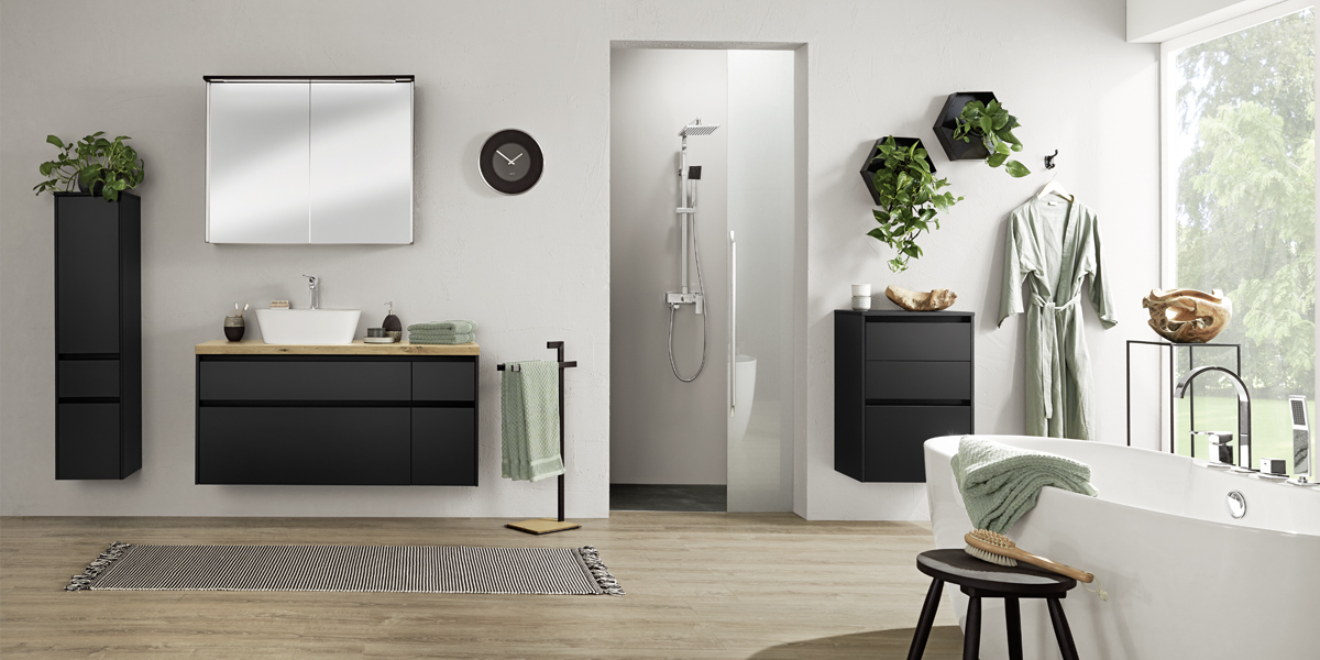 Schwarze Badmöbel sind ein echtes Trendthema. Sehr cool wirken die matten Oberflächen im Kontrast zum Vitrinenschrank Flat mit ultraschmalem Aluminiumrahmen. Runde Abschlusswangen sorgen für einen wohnlichen Charakter. 